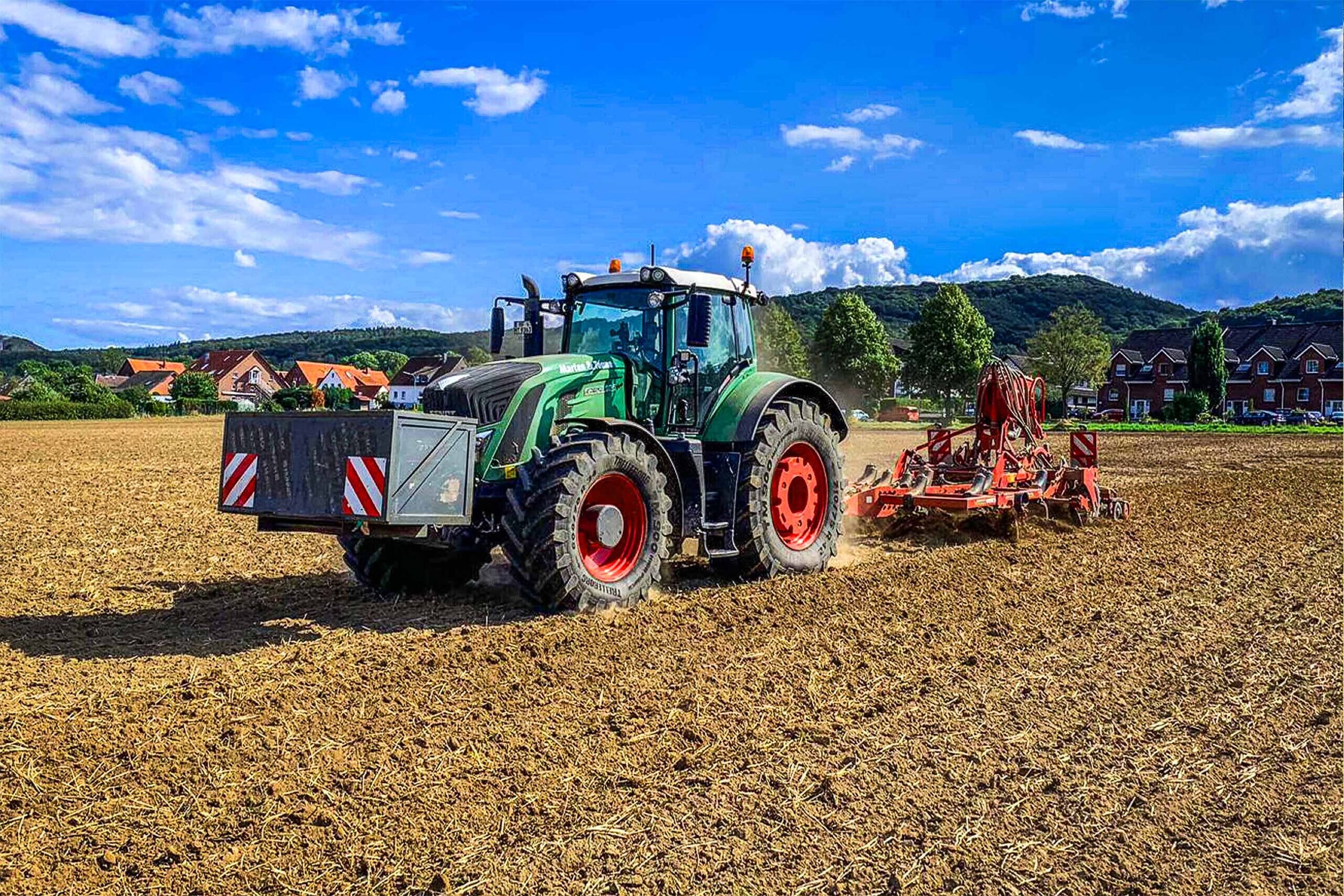 Marten und Teune, Gras, Fendt, Saphir