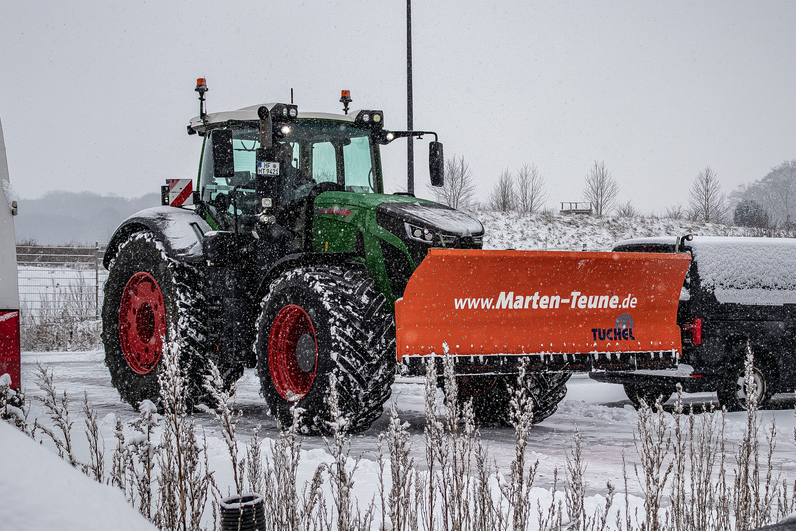 Räumen Marten und Teune, Winterdienst, Glätte, Eis, Fendt, Schnee, Parkplätze, Straßen